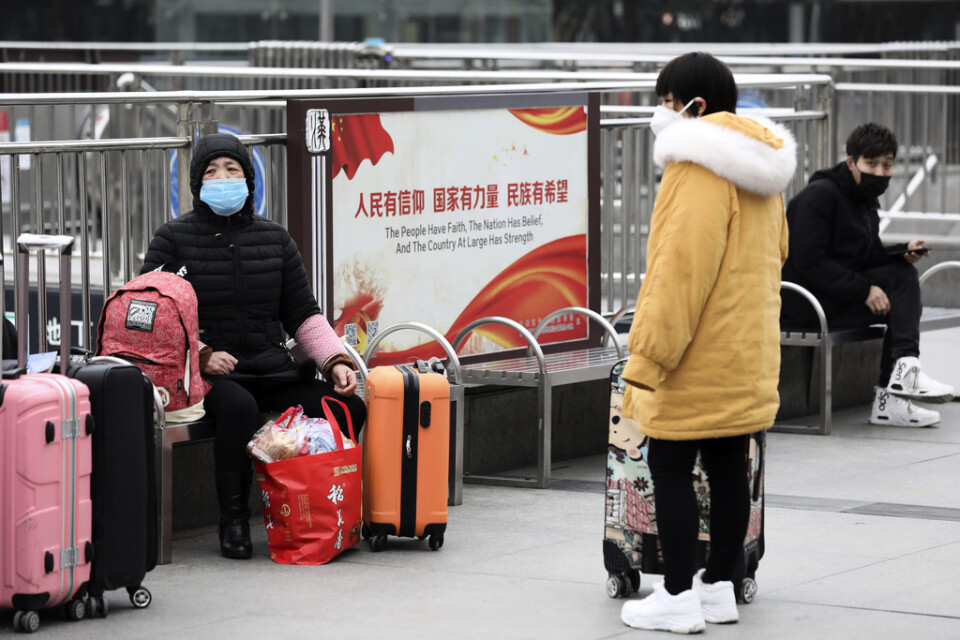Strandsatta resenärer på tågstationen i Wuhan sedan Kina infört restriktioner på resor till och från staden. Flera länder förhandlar nu med kinesiska myndigheter om att få evakuera sina medborgare.