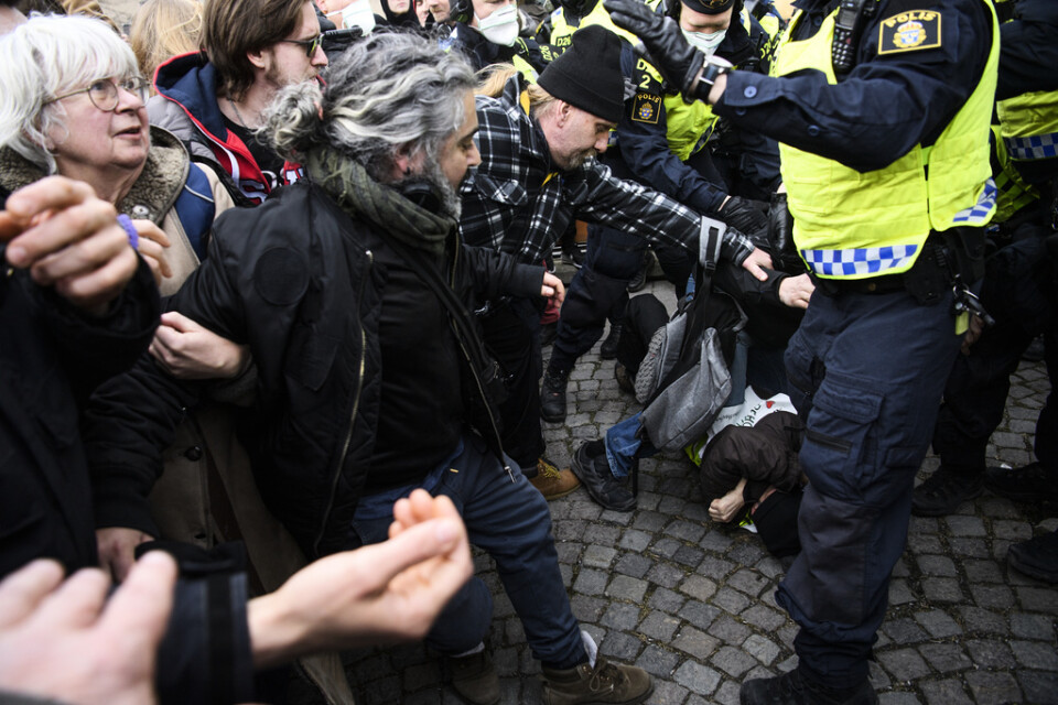 Polisen upplöser en tillståndslös demonstration på Medborgarplatsen i Stockholm under lördagen.