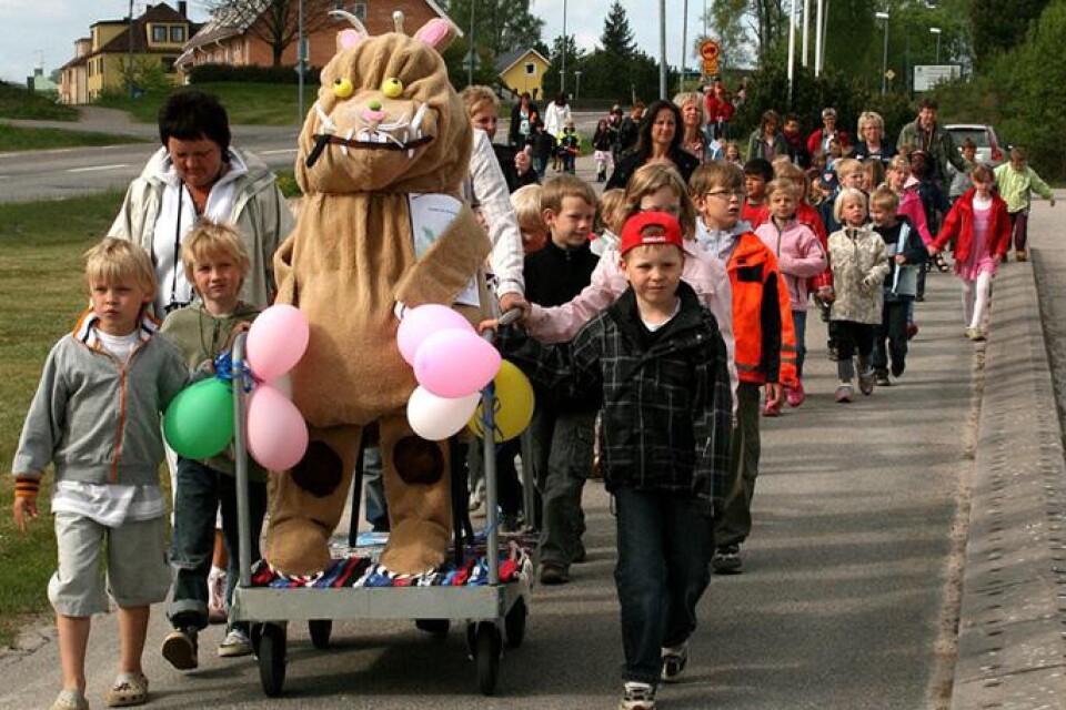 Omkring 120 sexåringar från Tranemo kommun tågade med poliseskort genom stan för att fira sin årliga bokfest. Längst fram syns Gruffalonen, som barnen på Sjögården har gjort.