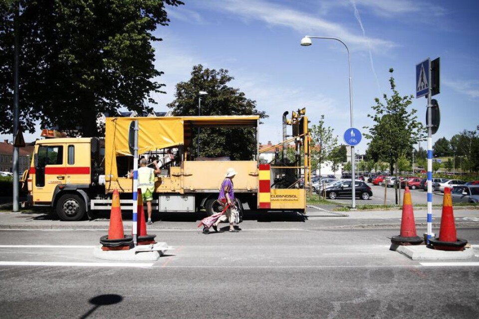 En mittrefug, skyltar och markeringar i asfalten ska göra det säkrare att passera Storgatan vid Strykjärnet. Foto: Linn Hedesström Blad