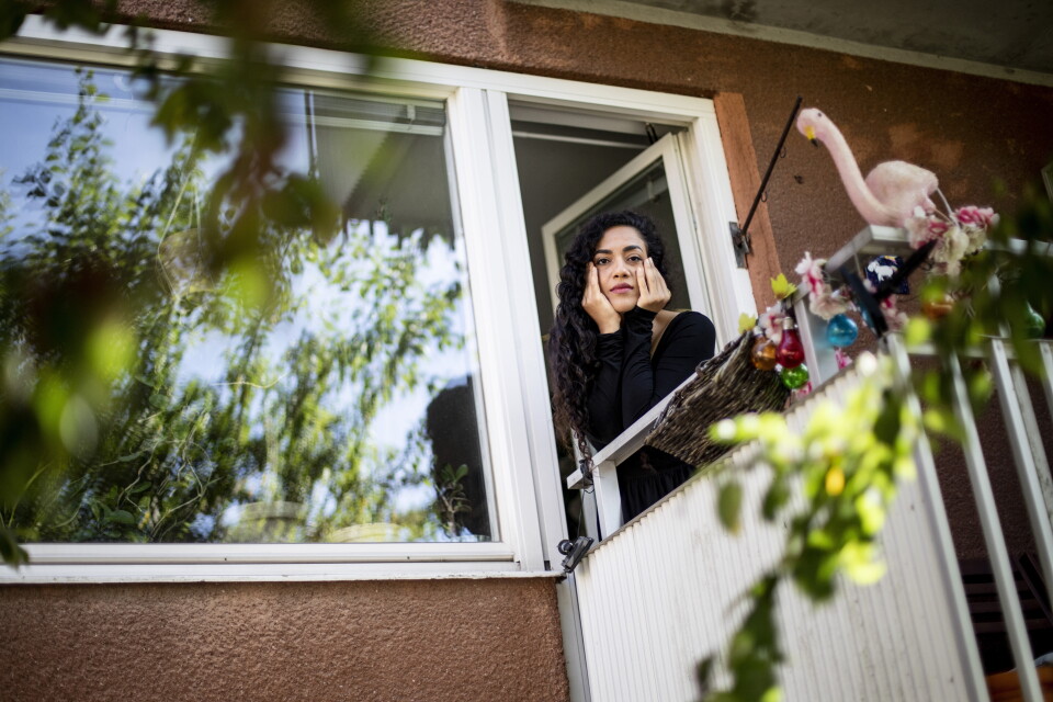 "Jag har aldrig haft så mycket hem som i Bagarmossen, det är mitt hem på jorden" säger Athena Farrokhzad som inte besökt Iran på tio år.