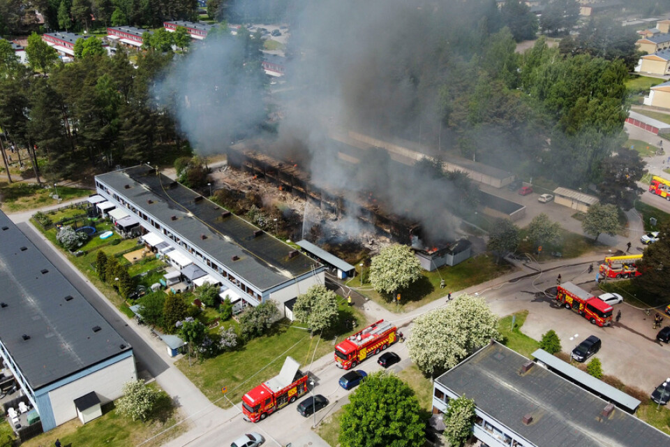 Räddningstjänsten larmades på måndagsförmiddagen om att en radhuslänga brinner i Sätra i Gävle. Arkivbild.