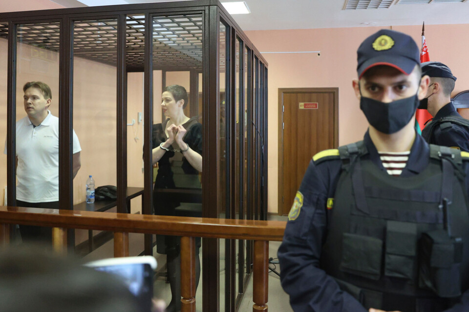 Maria Kolesnikova (till höger i buren) och hennes kollega Maksim Znak (till vänster) greps i september 2020 och hålls fängslade. Poliser försökte först köra ut Kolesnikova ur landet, men hon rev sönder sitt pass och omöjliggjorde det. Arkivbild från september 2021.