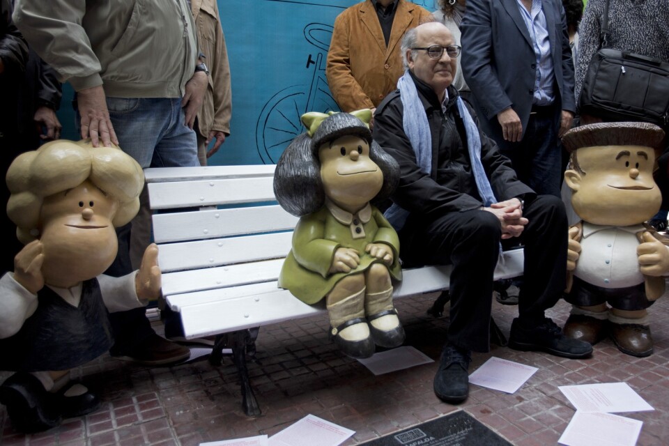 Den argentinske serieskaparen Quino bredvid sin seriefigur Mafalda. Quino avled på onsdagen 88 år gammal.
