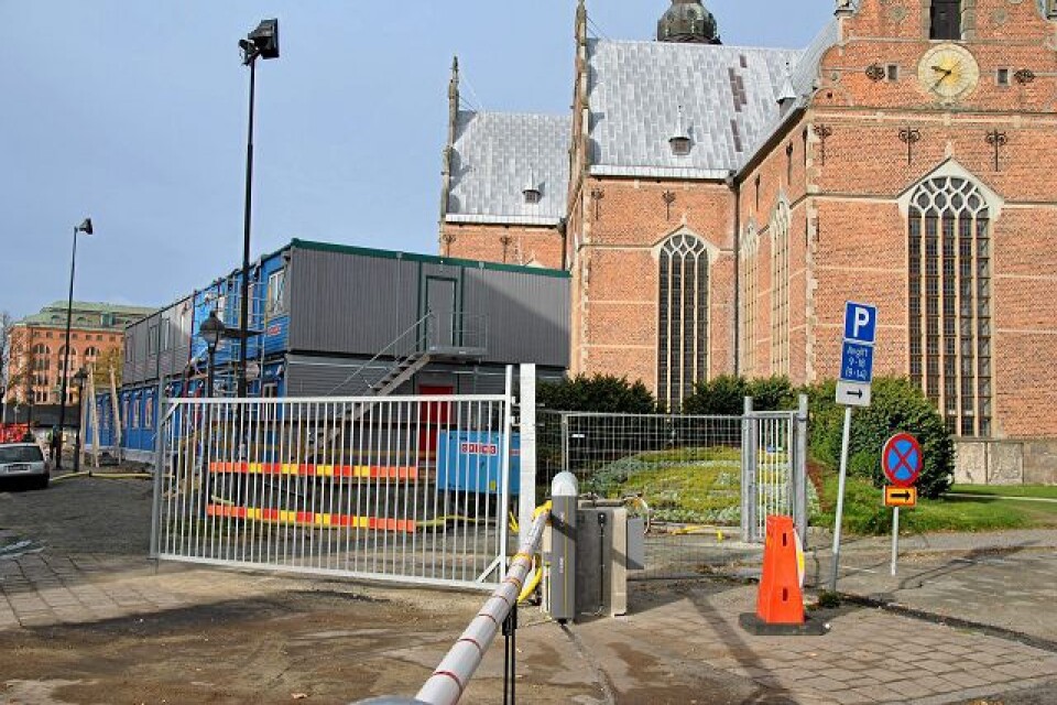 De gamla lindträden vid kyrkan har fått ge plats för stängsel och byggbodar. Foto: Markus Danielsson