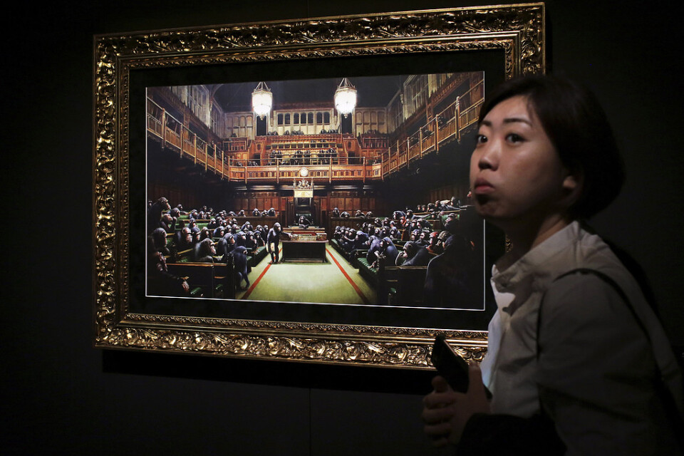 Litografi av Banksys målning "Devolved Parliament". Originaltavlan är fyra meter bred och är Banksys till storleken största kända tavla.