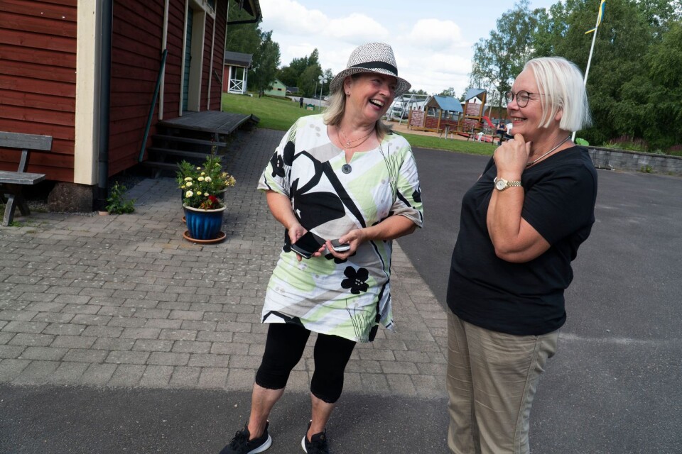 Anita von Schedvin och Monalis Gustavsson är två av eldsjälarna i Ambjörnarps byalag som förutom dressinuthyrning även kan locka med minigolfbana och lekplats. Utställningsverksamheten har de fått hoppa över i år.