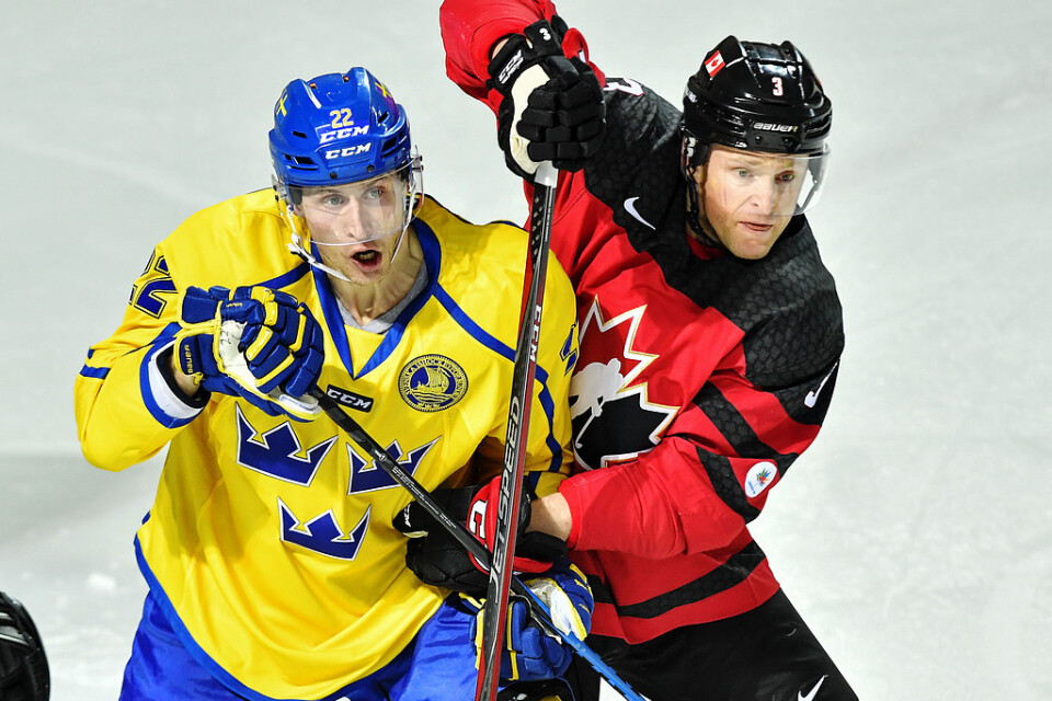 Kanadas Karl Stollery, till höger, mötte Tre Kronor och Alexander Bergström under en träningsmatch inför OS i Pyeongchang förra året. Arkivbild.