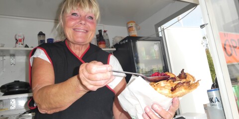Renässans för svensk husmansklassiker. I sin matvagn på Norremark serverar Växjöbon Lisa Lundqvist raggmunkar på våfflor med fläsk och lingonsylt.