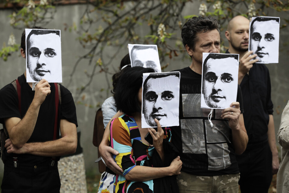 Mängder av människor engagerade sig för Oleg Sentsov under hans fängelsetid, bland annat utanför Rysslands ambassad i Prag i Tjeckien i augusti 2018. Arkivbild.