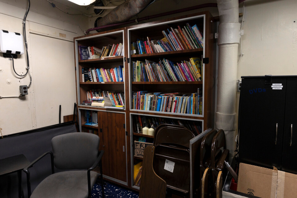 Biblioteket som också är bönerum ombord på robotkryssaren USS Normandy.