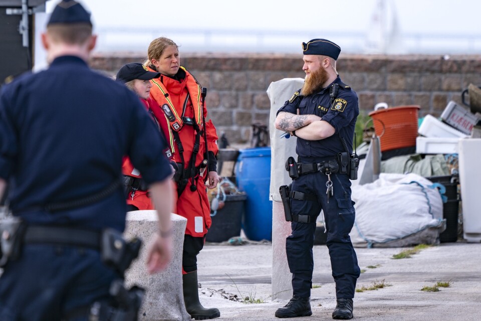 Polis och kustbevakning på plats efter att två båtar har krockat utanför hamnen Skanör på fredagskvällen.