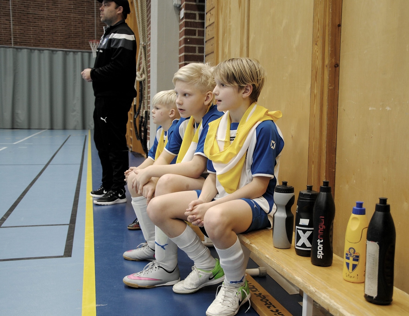 Fokuserade miner på IFK Osbys bänk.