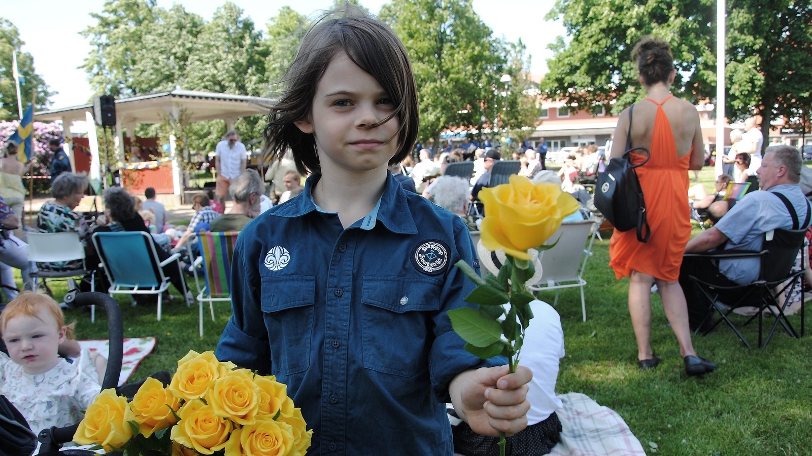 Agnes Engblom, 8, delade ut blommor på nationaldagen.