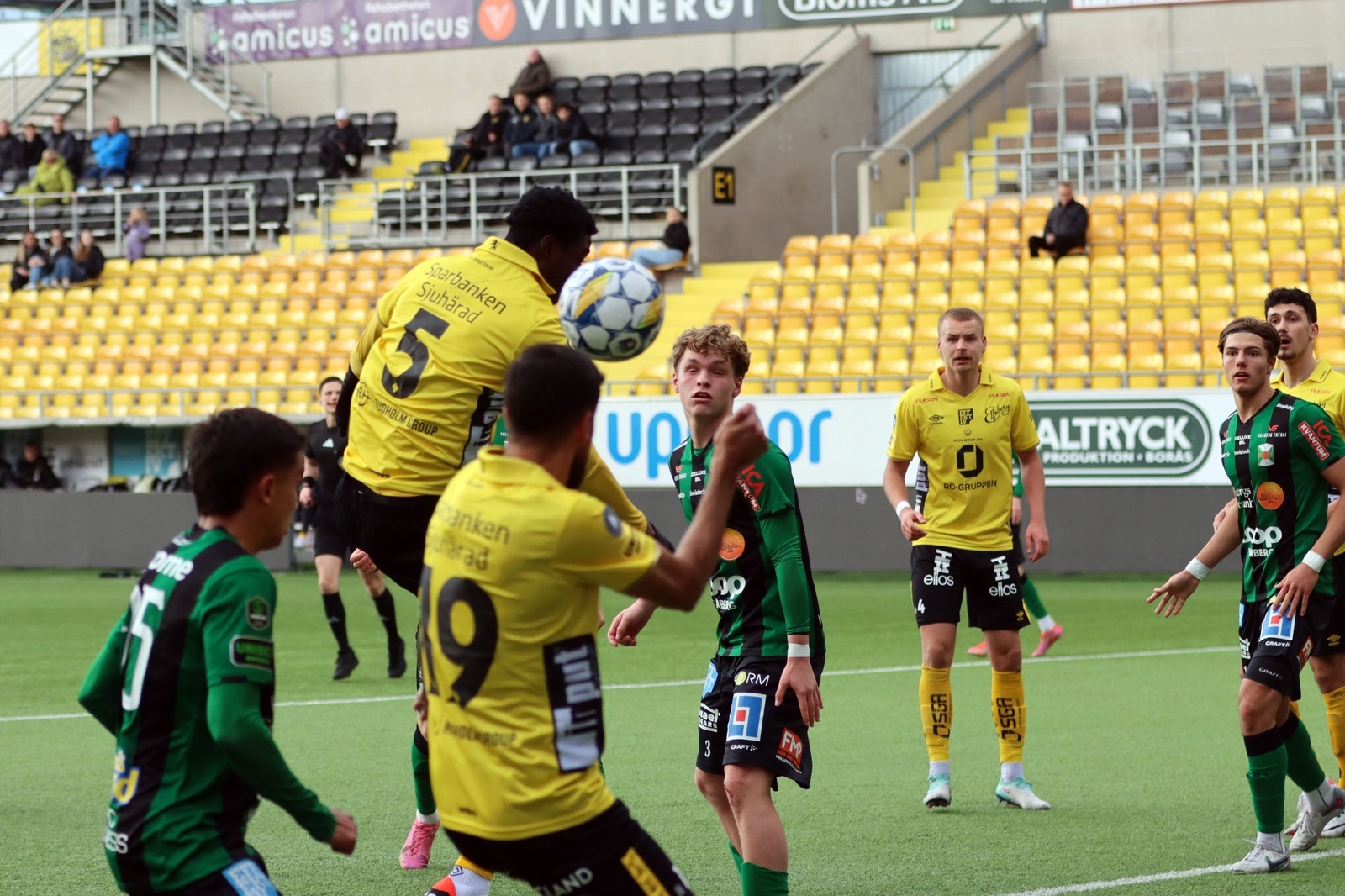 Fotboll, U21, Elfsborg – Varbergs Bois Rufai Mohammed nickar. Gustav Henriksson tittar på.