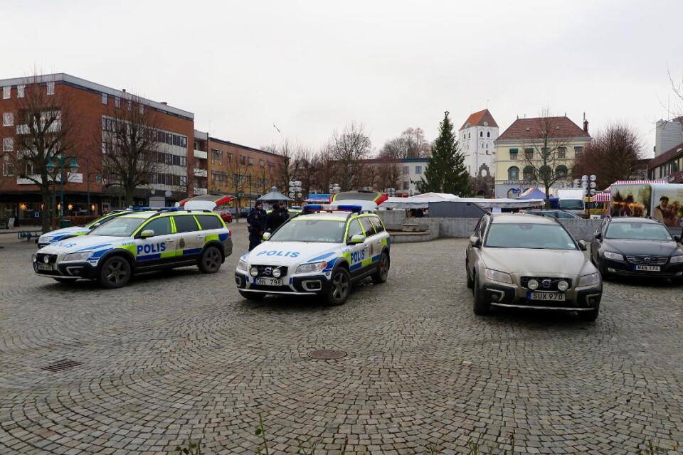 Efter förmiddagens slagsmål på Knut Hahnsskolan, där flera elever uttalat tydliga hot om att bråket ska fortsätta under eftermiddagen, finns polis nu redo på torget. Foto: Jens Svensson