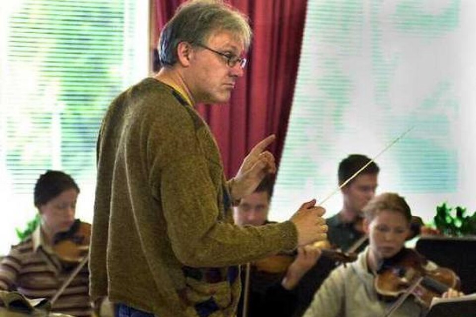 Mats Rondin är både dirigent och solist när Huaröds Kammarorkester genomför en ny konsertserie. Bild: WILLY ALM