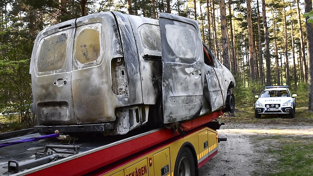 En utbränd bil transporteras bort efter att en död person hittats i en brinnande bil vid en mindre väg utanför Maglehem i Kristianstads kommun.