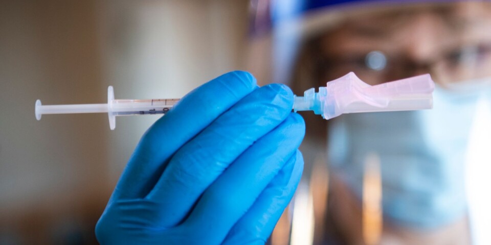 Sverige laddar för att vaccinera 65-plussare med femte dosen mot covid-19 från september.. Yngre personer får ta sin fjärde dos om de önskar.