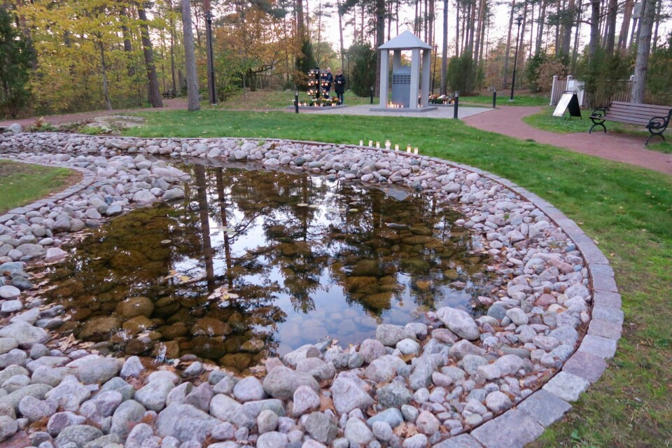 På den nya askgravlunden på Västra begravningsplatsen möts besökaren av en vattenspegel innan gravpaviljongen i granitsten, som namnplattorna sitter på.