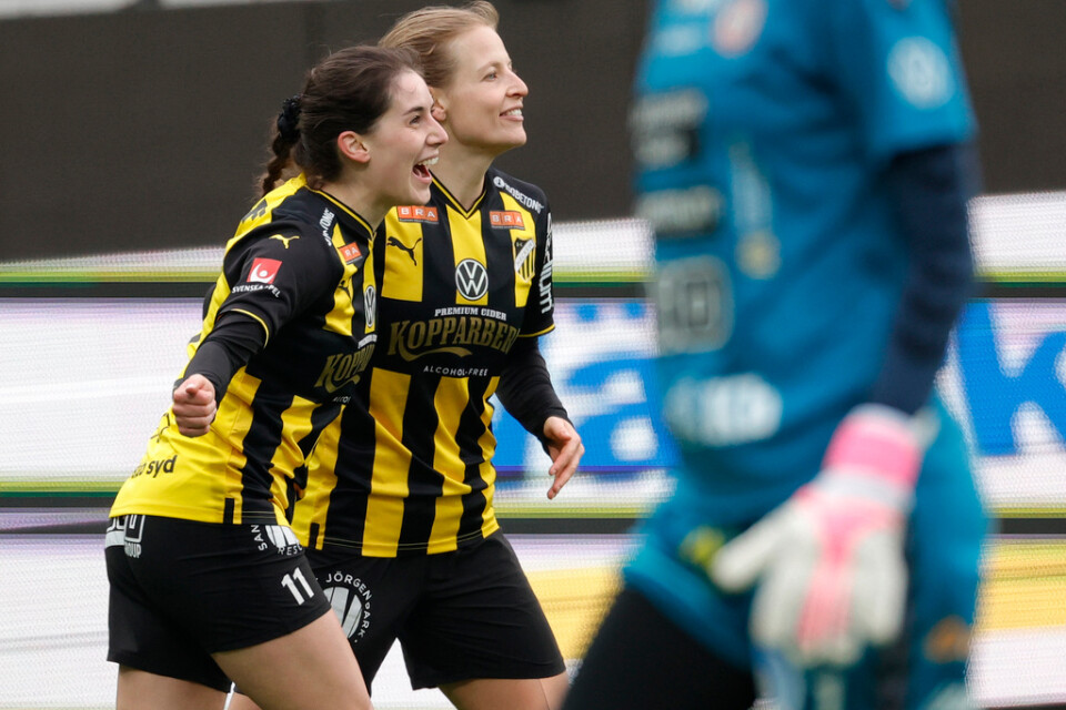Clarissa Larisey, till vänster, gjorde ett av målen i Häckens 3–0-seger borta mot Vittsjö. Arkivbild.