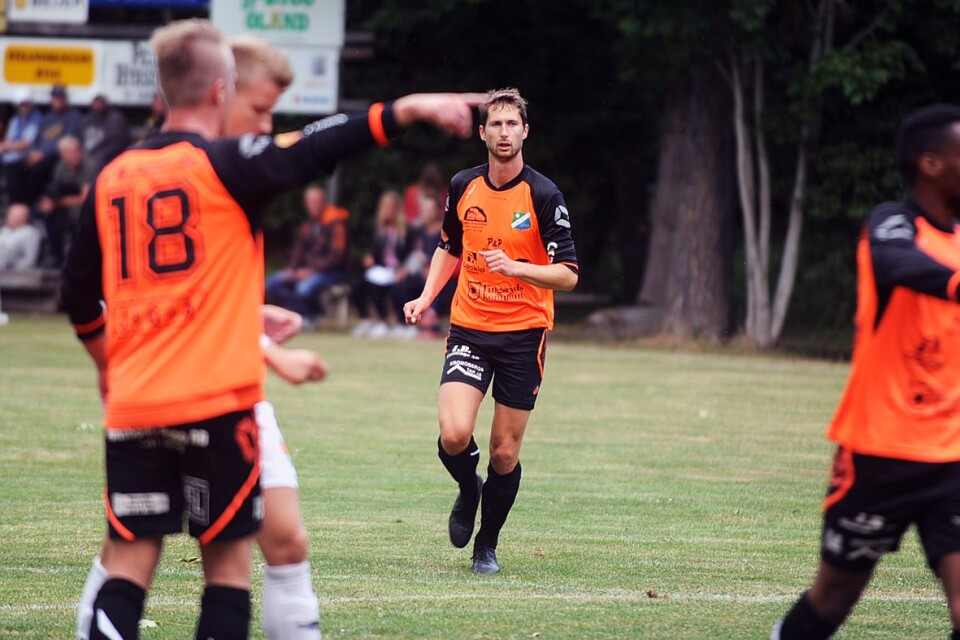 Jacob Petersson i vårsäsongens möte mot GAIF på Glömmingelunden. Anfallaren har gjort 12 mål den här säsongen och fick fira seriesegern med sitt Älmeboda/Linneryd.