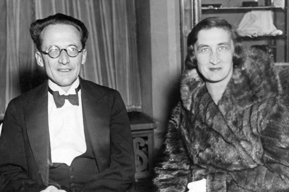 1933. Österrikiske fysikern Erwin Schrödinger med fru, Schrödinger  fick Nobelpriset i fysik 1933 tillsammans med Paul Dirac för upptäckten av nya produktiva former av atomteorin.