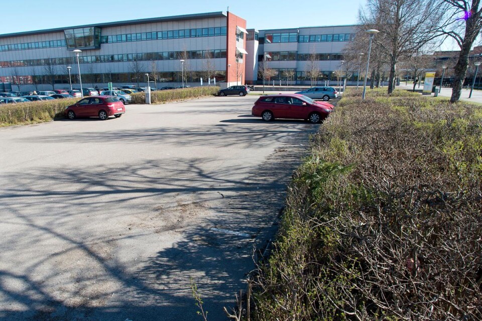Här, på p-platsen invid M-huset på Campus, ska Teknikens hus byggas. Foto: Lena Gunnarsson, Smålandsposten