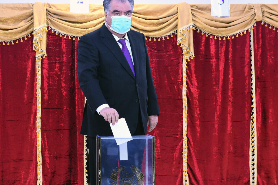 Tadzjikistans president Emomali Rahmon lägger sin röst i söndagens val.