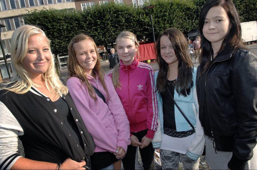 Kompisarna Amanda Nilsson, Hanna Nero, Julia Enqvist, Kine Vapnar och Jonna Ohlsén hade samlats på torget för att se Salem Al Fakir.