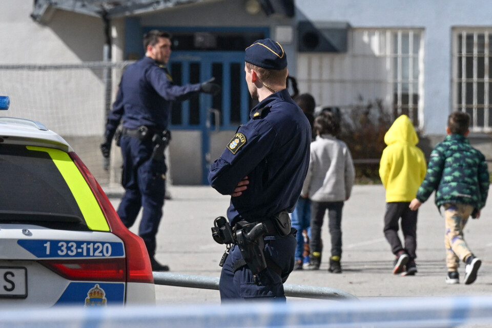 Två män skadades lindrigt vid ett knivdåd på en skola i Vällingby i västra Stockholm.
