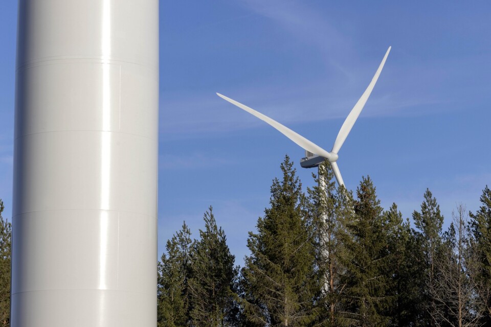 ”Det lilla sus som hörs från vindkraftverken kan kanske vara värt det, när man tänker på vad det faktiskt genererar i längden”, skriver debattörerna.
