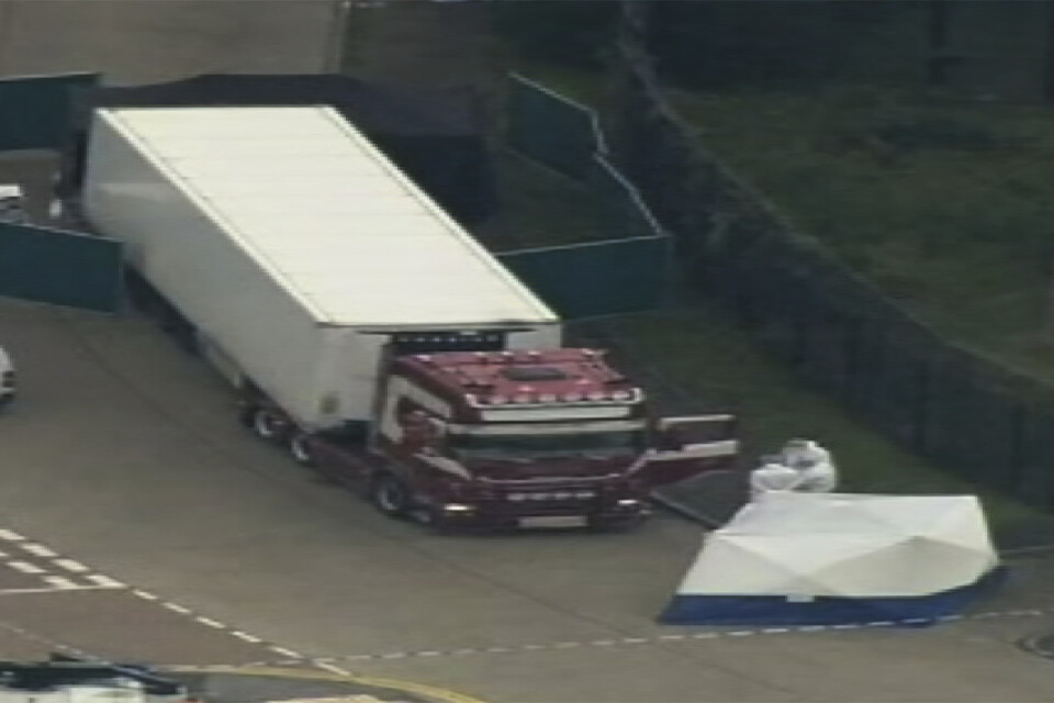 Brittisk polis undersöker lastbilscontainern där 39 personer hittats avlidna.