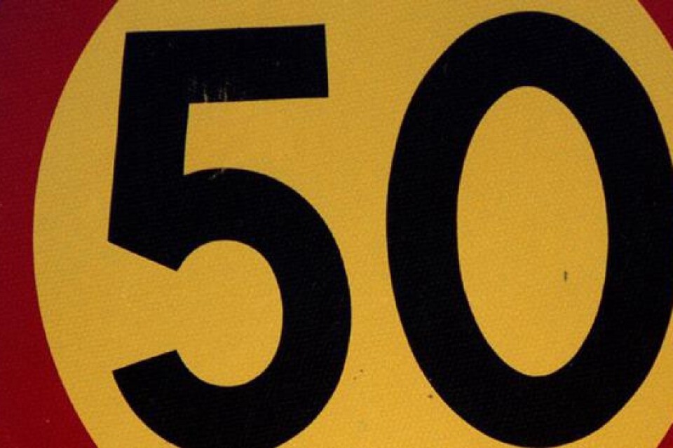 50 kilometer i timmen är, enligt insändarskribenten, en lämplig hastighetsbegränsning på många gator.