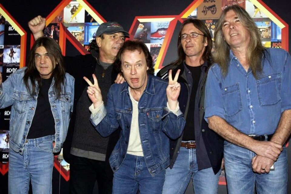Malcolm Young, Brian Johnson, Angus Young, Phil Rudd och Cliff Williams i AC/DC i London 2003.