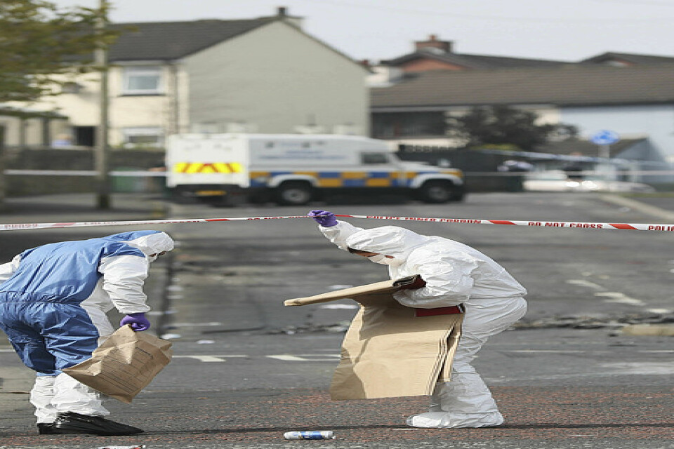 Polisens tekniker arbetar på mordplatsen i Londonderry.