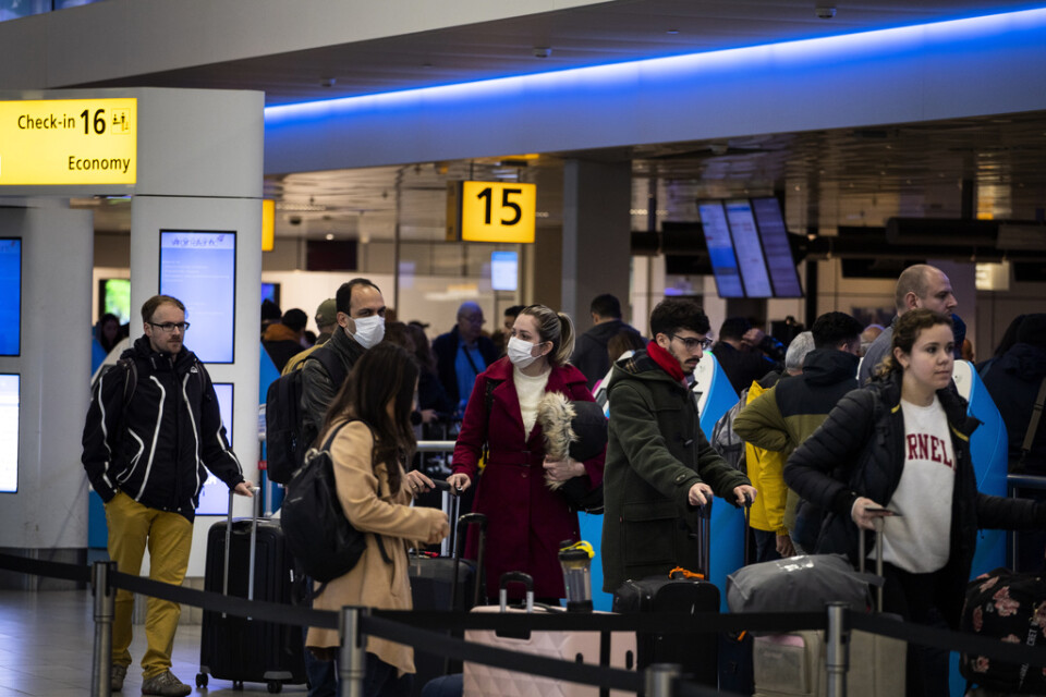 Resenärer på Schiphol Airport i Amsterdam i Nederländarna. Nu stoppas spanska passagerarplan från att flyga in i Nederländerna till följd av coronaviruset. Arkivbild.
