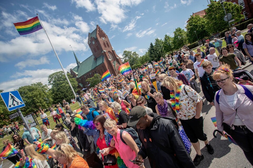 Pridepromenaden blev ett stort tåg och tog över gatorna i Hässleholm.