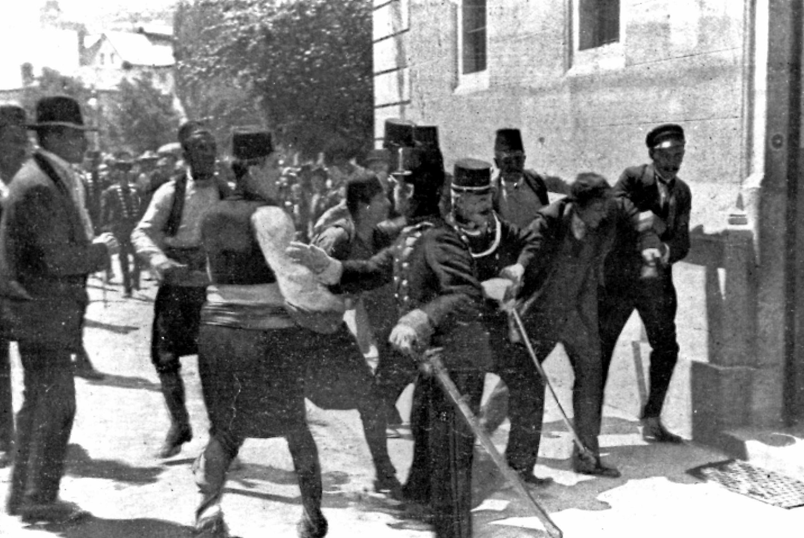 Mordet på den österrikisk-ungerske tronföljaren Franz Ferdinand blev gnistan som tände en kruttunna. På bilden arresteras gärningsmannen Gavrilo Princip efter skotten i Sarajevo som var en av de utlösande faktorerna till första världskriget.