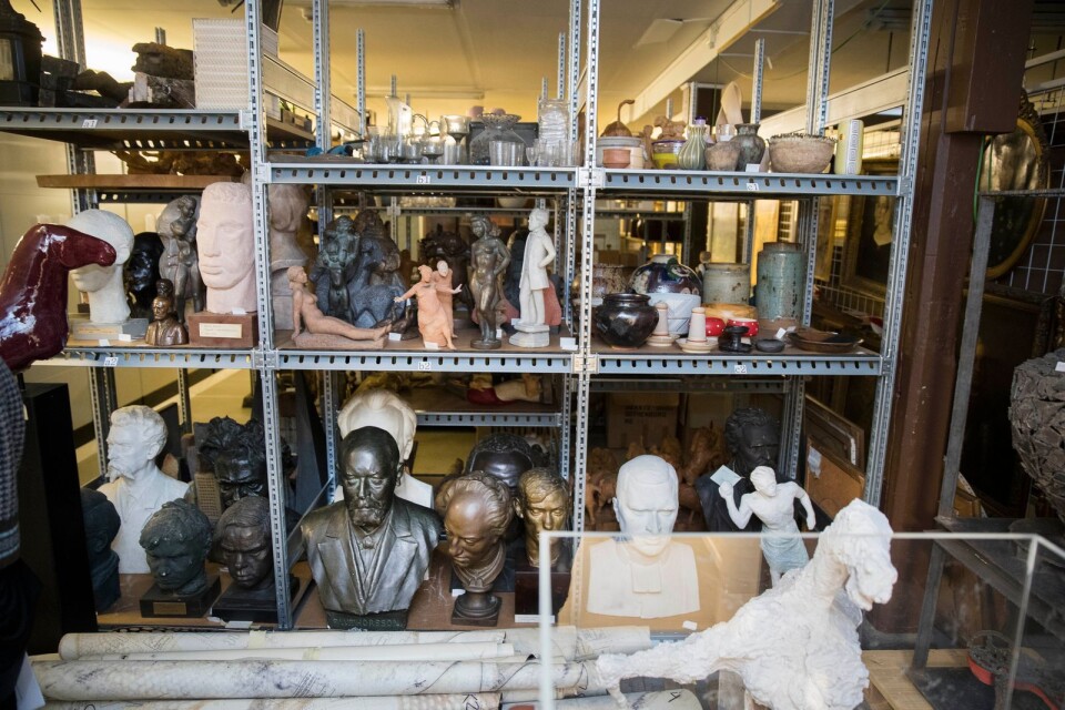 De 35 000 föremålen kommer från Klostret, Ystads konstmuseum, Charlotte Berlins museum. De flesta tillhör Ystads fornminnesförening.