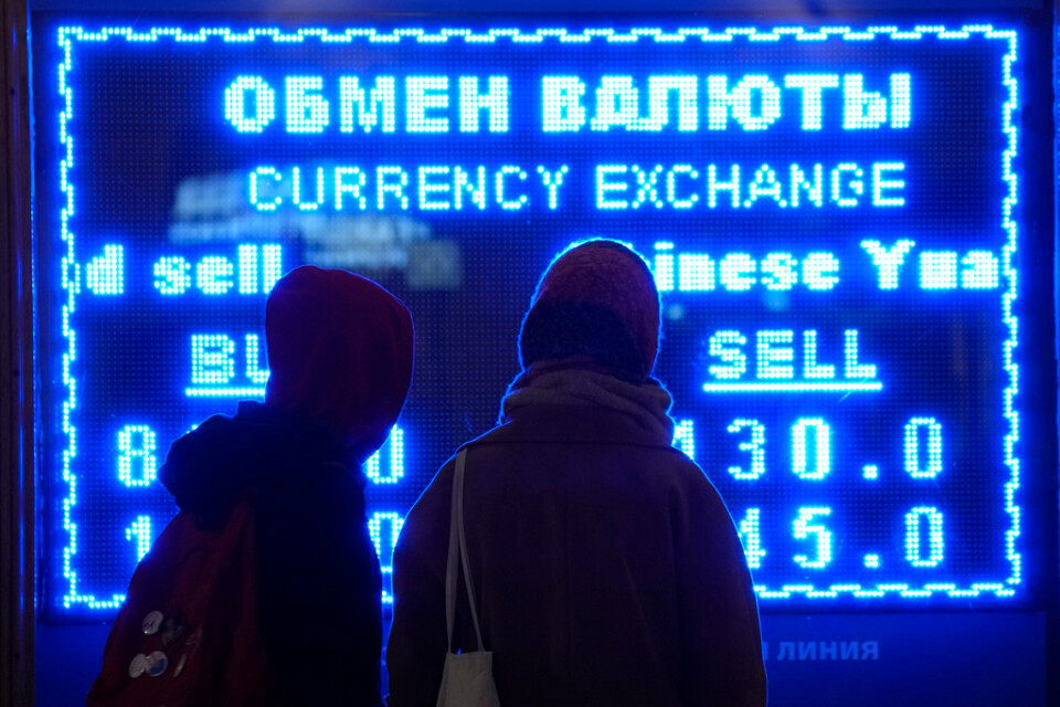 Två kvinnor håller koll på valutakurserna vid ett växelkontor i S:t Petersburg.