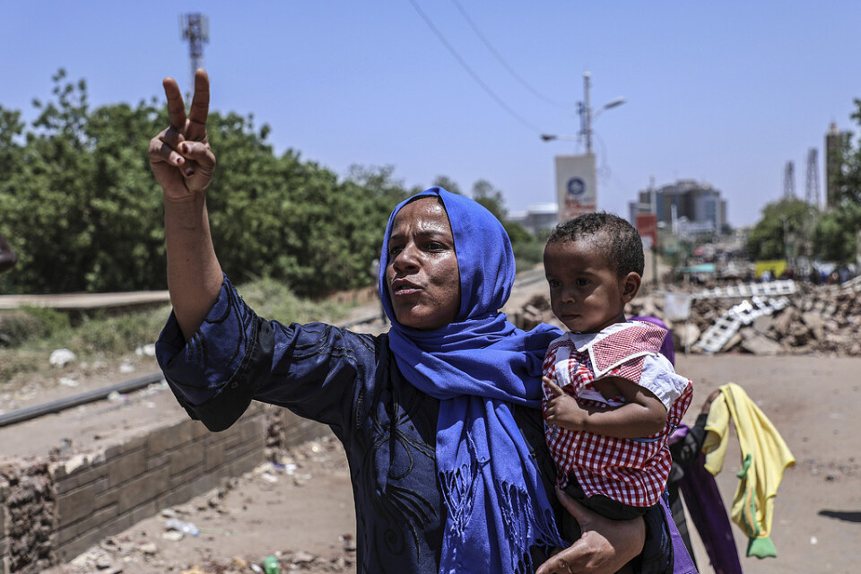 En demonstrant gör segertecknet nära de sittprotester som pågår i Sudans huvudstad Khartum.