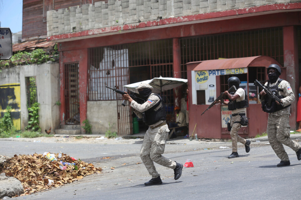 Polis i Port-au-Prince under oroligheter tidigare i veckan. Bild från i måndags.