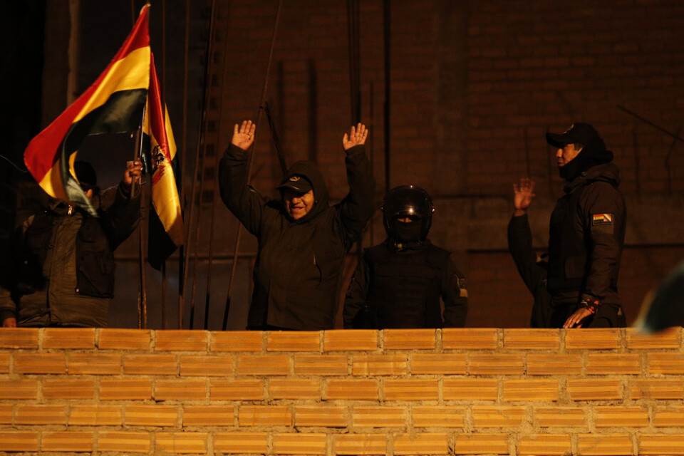 Oppositionella poliser demonstrerar mot regeringen i La Paz i Bolivia under fredagen.