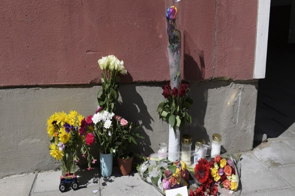 Blommor och kondoleanser utanför den port där en 20-årig man med Downs syndrom blev ihjälskjuten av polis i samband med att han bar ett leksaksvapen.
Foto: Janerik Henriksson / TT