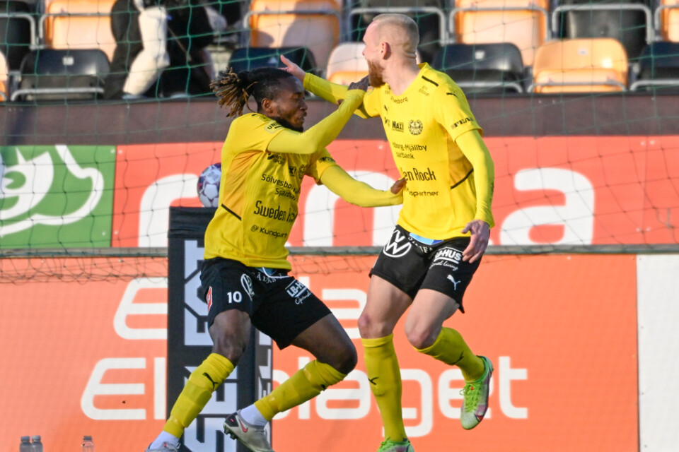 Mjällbys Mamudu Moro jublar med Adam Ståhl efter att ha gjort matchens enda mål mot Djurgården.