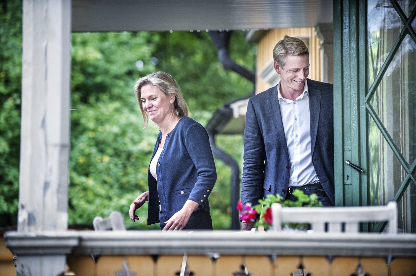 Bostadsminister Per Bolund och finansminister Magdalena Andersson på altanen. 
Foto: Tomas Oneborg / SvD / TT