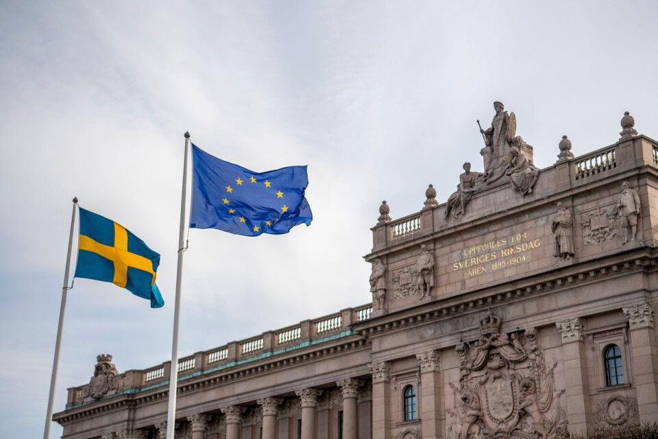 Svensk och EU-flagga hissade framför Riksdagshuset.