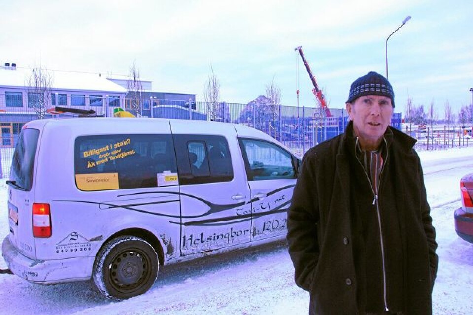 Robert Brown i Hässleholm reser till Malmö varje dag för att få cancerbehandlingar. Det innebär många timmar i färdtjänstens telefonkö för hustrun Lena. Foto: Berit Önell
