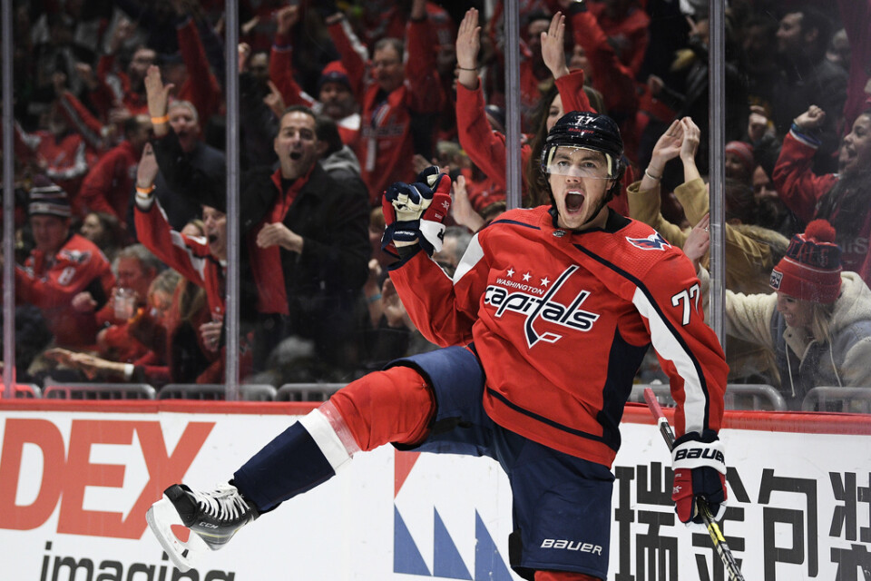 Washingtons T|J Oshie firar ett av sina två mål mot Boston i NHL-ishockeyn.